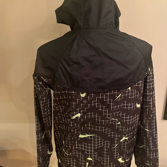 Nike Sportswear Windrunner Training Jacket Boys, Black/Green, Large - Picture 2 of 4